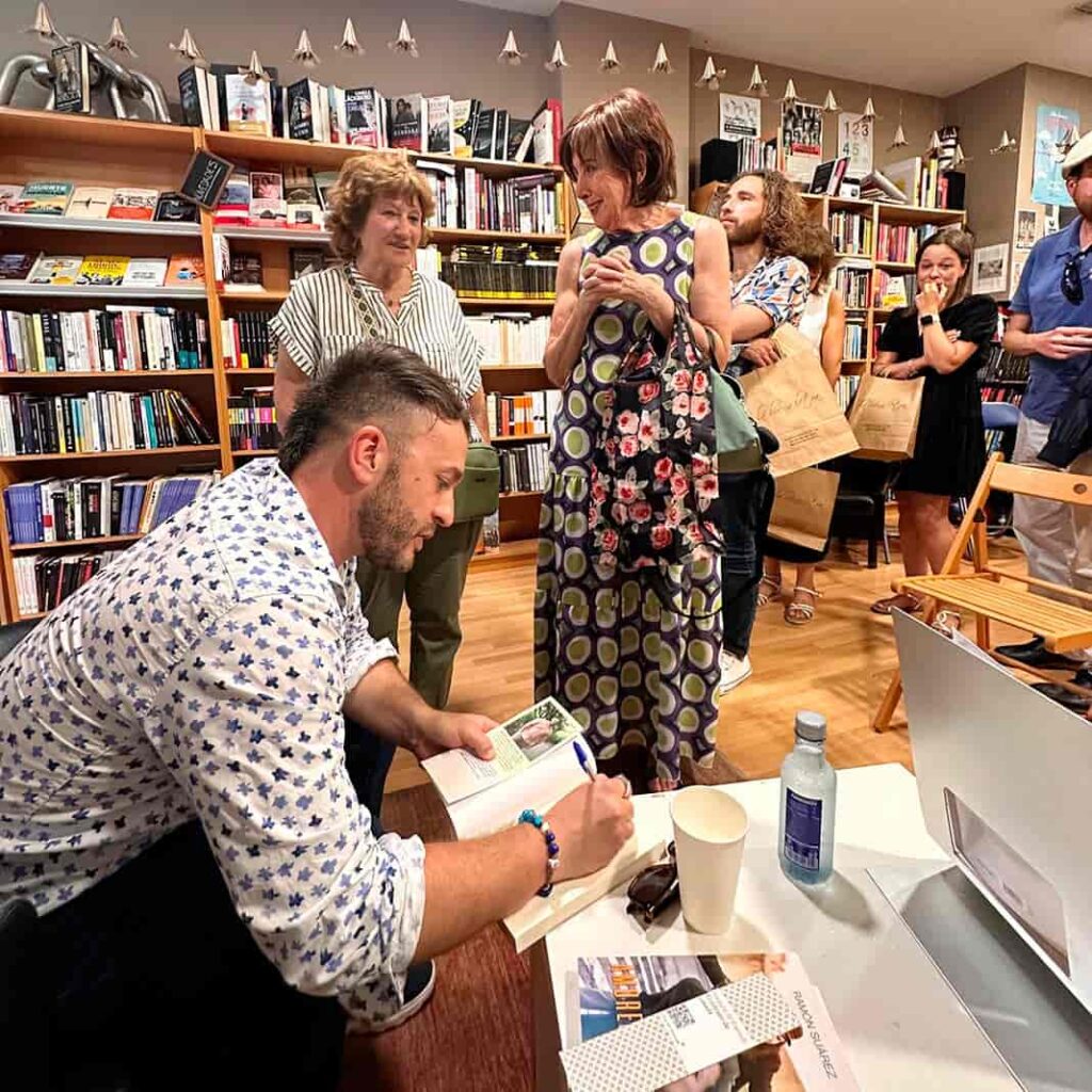 Ramón Suárez en una firma de su libro en la librería La buena letra (Gijón)