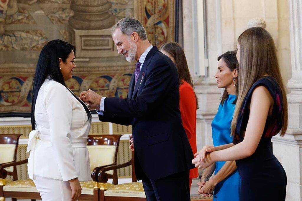 amara Fernández recibiendo de manos de S.M. el Rey la Cruz de la Orden al Mérito Civil / Foto: © Casa de S.M. el Rey