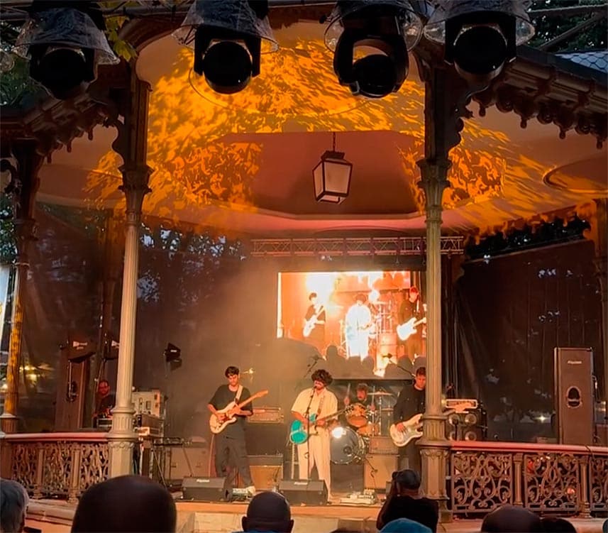 Alberto Rodríguez y Los Acebos tocando en La Mar de Ruido (Avilés)