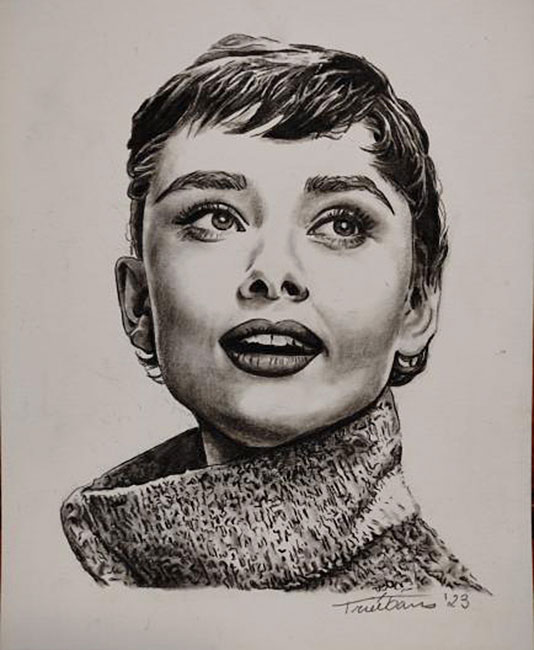 Audrey Hepburn. Retrato hecho al carboncillo sobre papel Canson. Artista: Paula Truébano