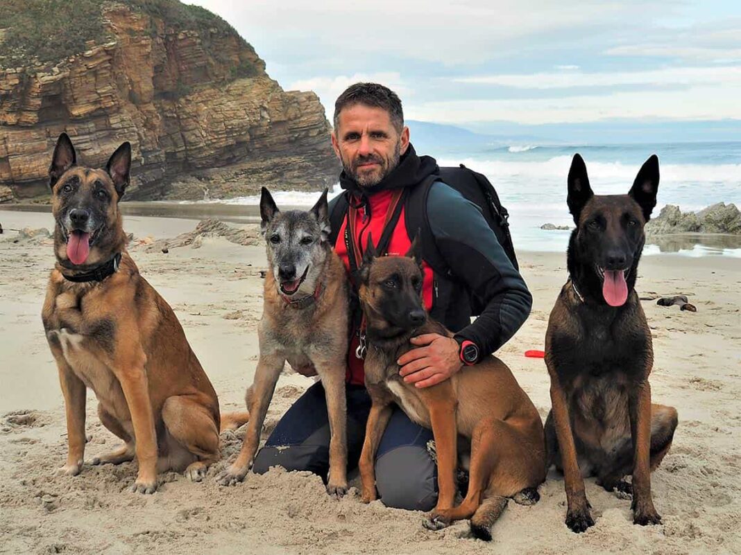 David Rodríguez, guía de la Unidad Canina de la Policía Nacional en Oviedo