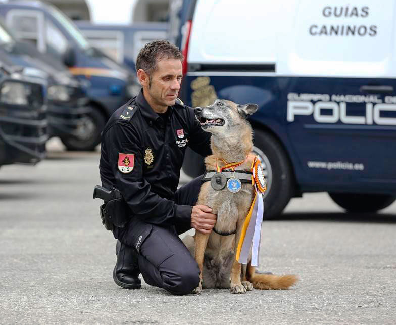 David Rodríguez, guía de la Unidad Canina de la Policía Nacional en Oviedo