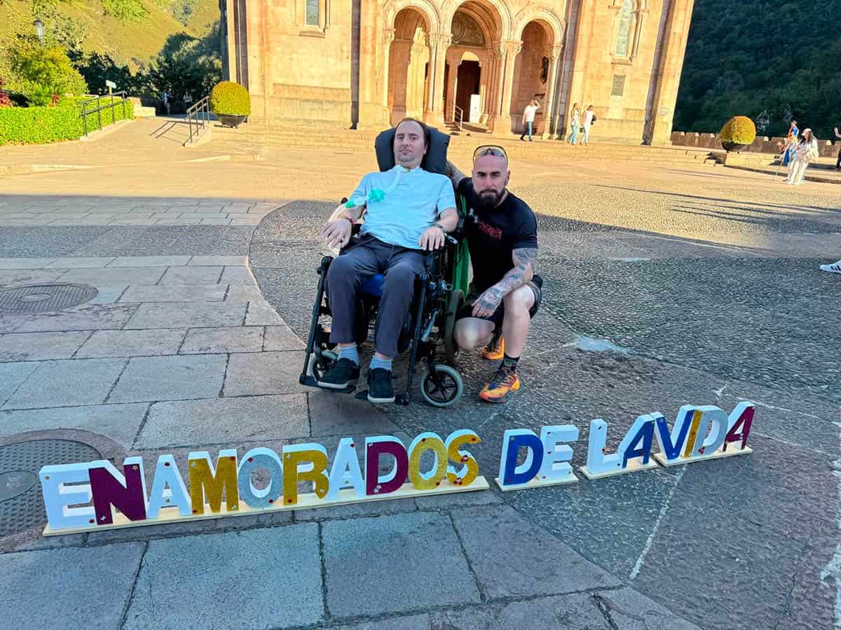 ELA, Capitán y Fran Linares. Una lucha de titanes Fran Linares y José Luis Capitán en Covadonga tras haber conseguido su último reto.