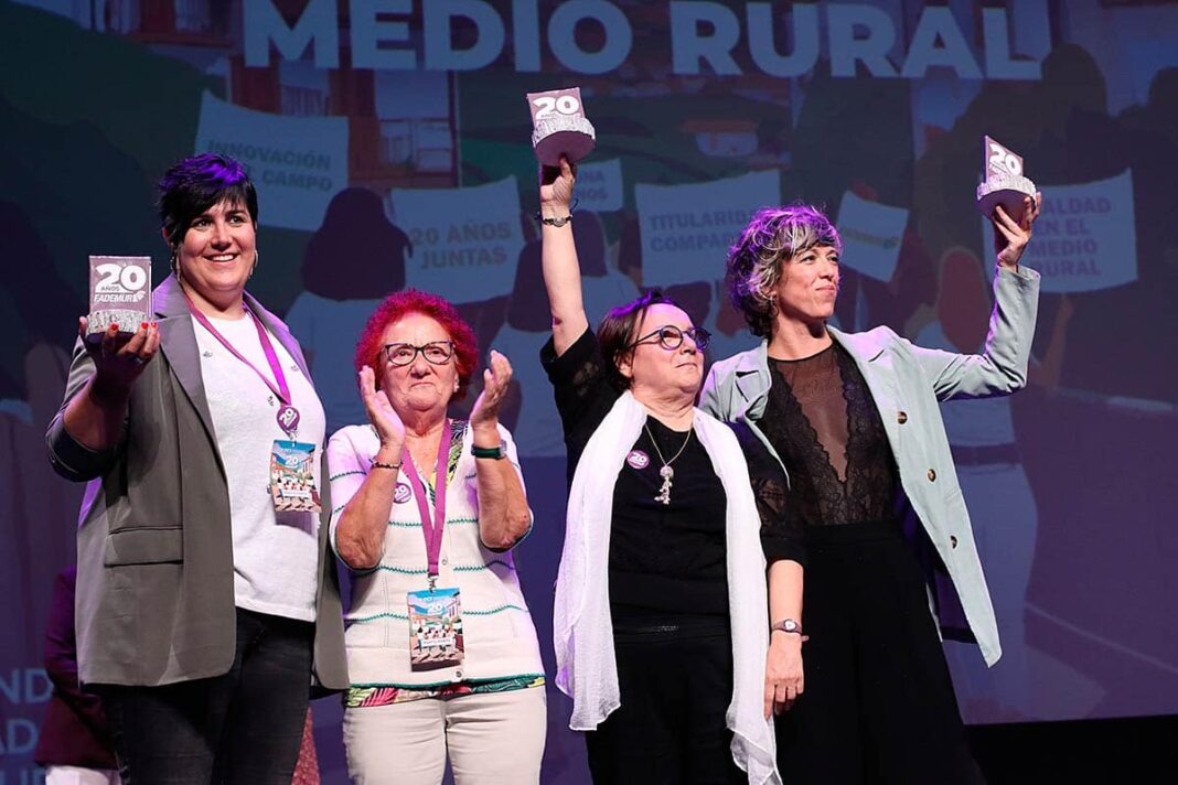 De izda. a dcha., Tatiana Álvarez, Maricusa Argüelles y Begoña Piñeiro (Asturias) junto a la cantante Karmento (Albacete) en la entrega de premios FADEMUR 2024