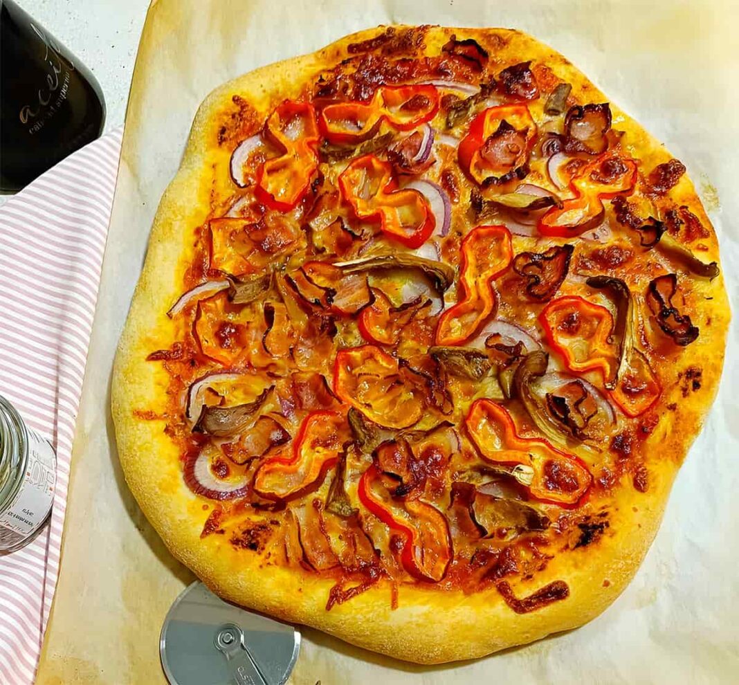 Pizza con verduras y bacon