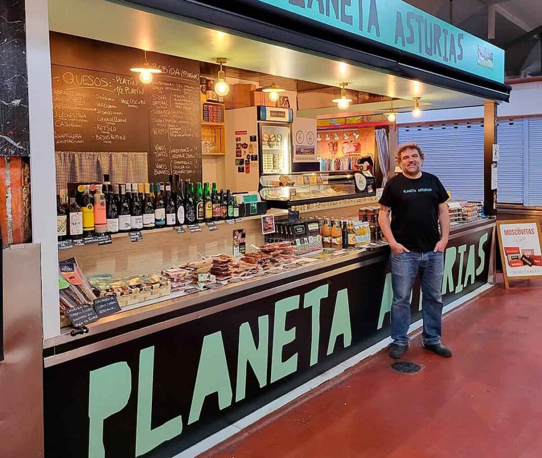 Ricardo Gutiérrez frente a su comercio, Planeta Asturias, en el Mercado de la Cebada (Madrid)