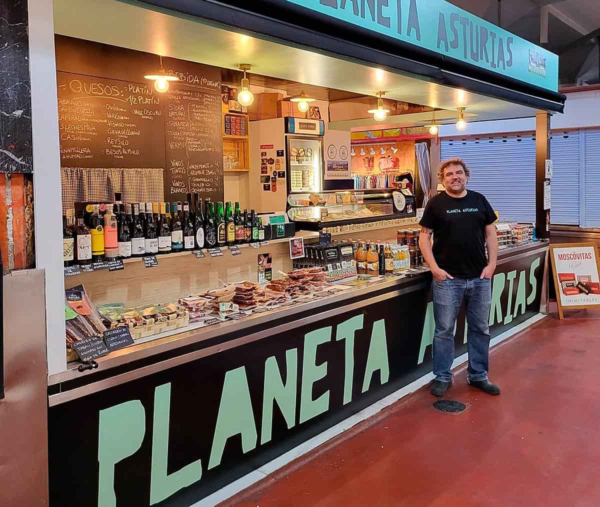 Planeta Asturias. Un reducto astur en Madrid Ricardo Gutiérrez frente a su comercio, Planeta Asturias, en el Mercado de la Cebada (Madrid)