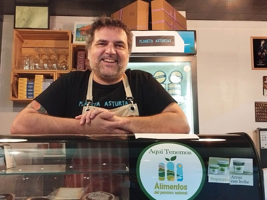 Ricardo Gutiérrez en su comercio en el Mercado de la Cebada (Madrid)