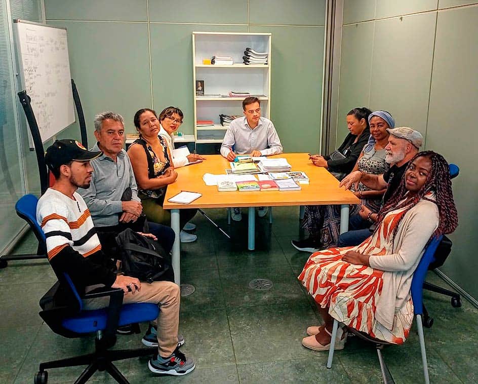 Refugiados colombianos con el director asturiano de la Agenda 2030, Juan Antonio González Ponte.