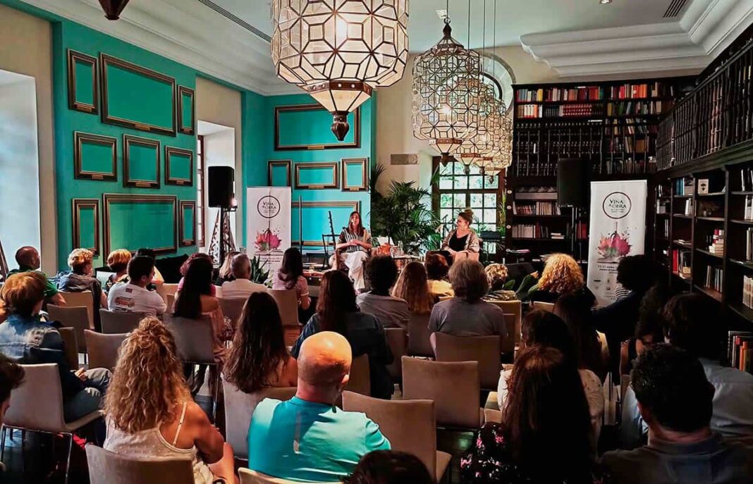 Recital de poesía protagonizado por María García Díaz y Laura Casielles en la edición de Viña y Obra 2023