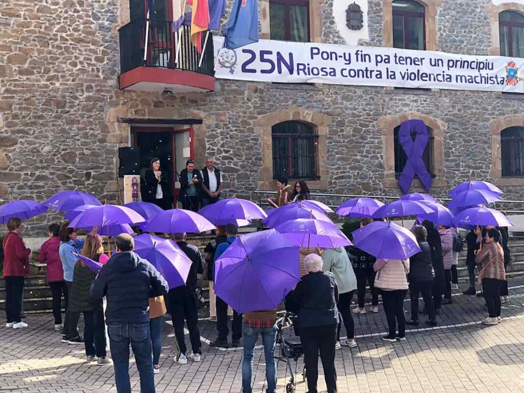 Acto de reivindicación celebrado el 25N 2024 frente al Ayuntamiento de Riosa