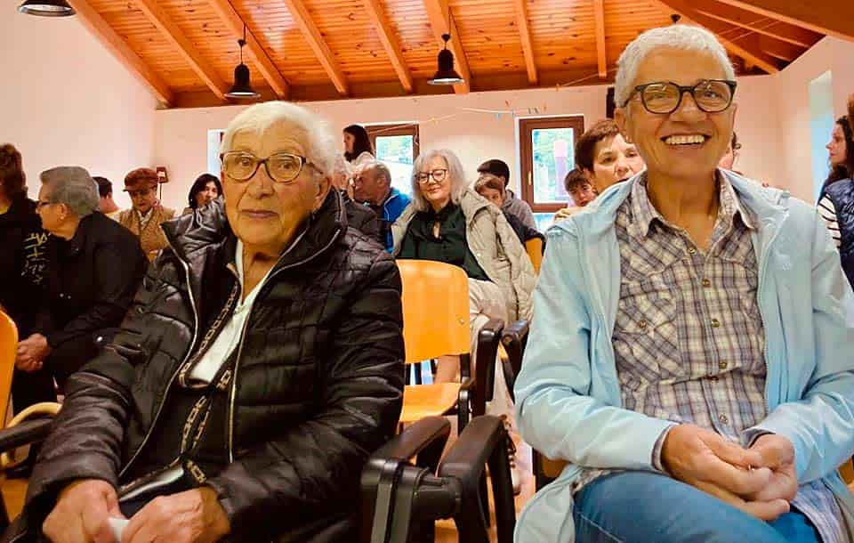 Anita de As Poceiras, acompañada por una de sus hijas, en la entrega del Premio Servanda.