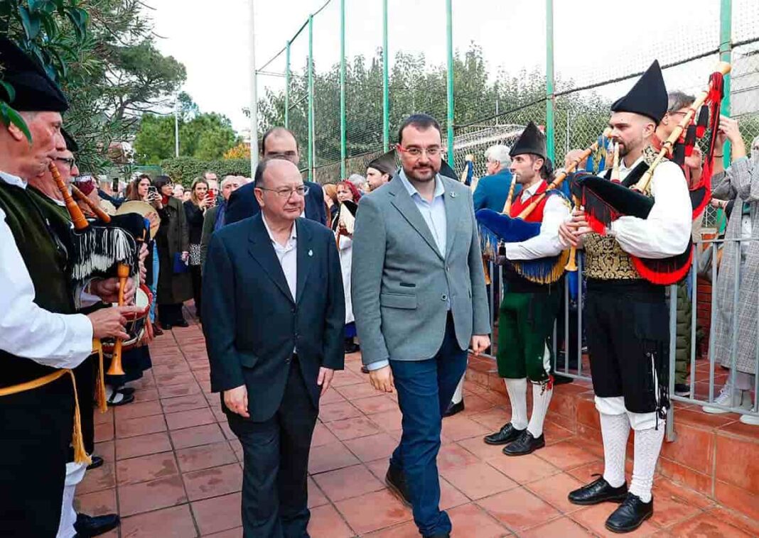 El presidente Adrián Barbón en una visita al Centro Asturiano de Barcelona