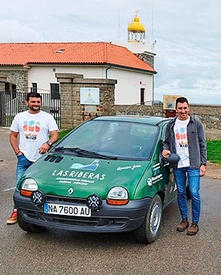 Ángel González y Antonio Rodríguez con su Twingo con el que participan en Chatarras Raid