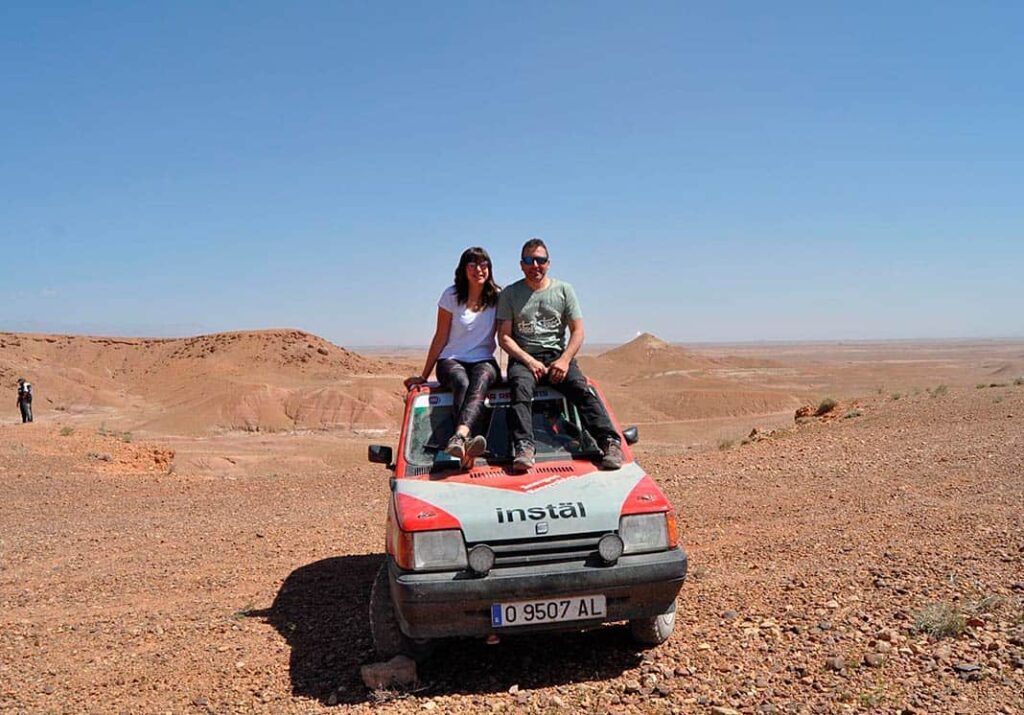 Mariela Gilsanz e Iván Rodríguez, participantes en el Chatarras Raid, con su Panda rojo.