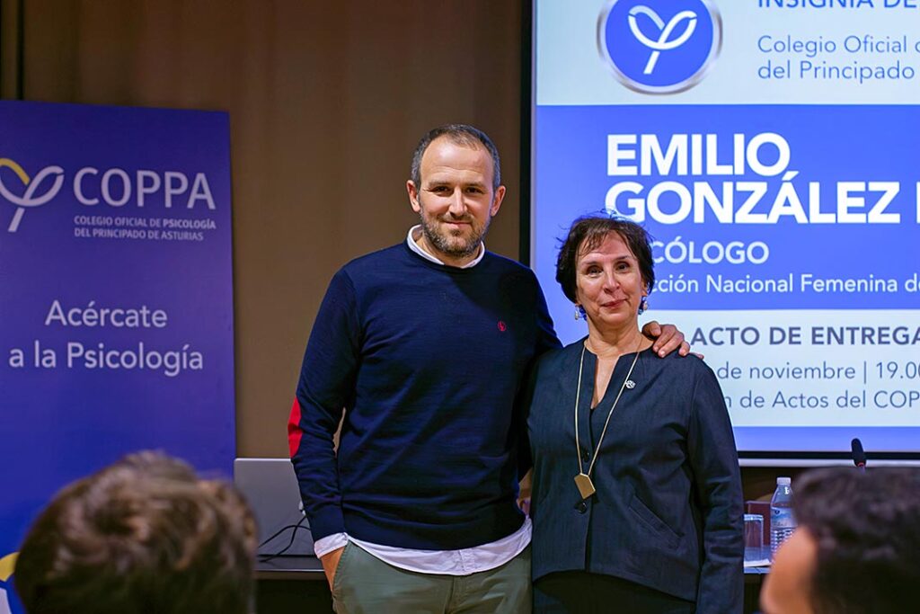 Emilio González Nosti, psicólogo de la Selección Española de Fútbol Femenino, recibiendo la insignia de honor del Colegio de Psicología del Principado de Asturias 