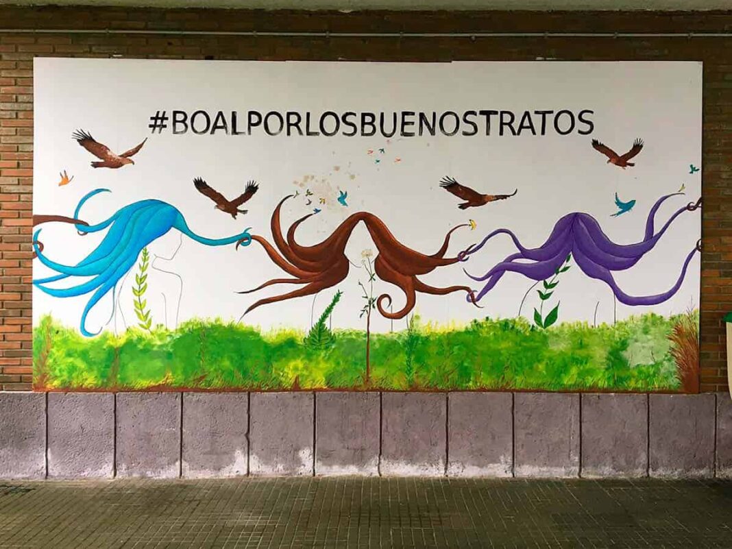 Mural “Boal por los buenos tratos” diseñado por María Torres y realizado por alumnos y alumnas del concejo.