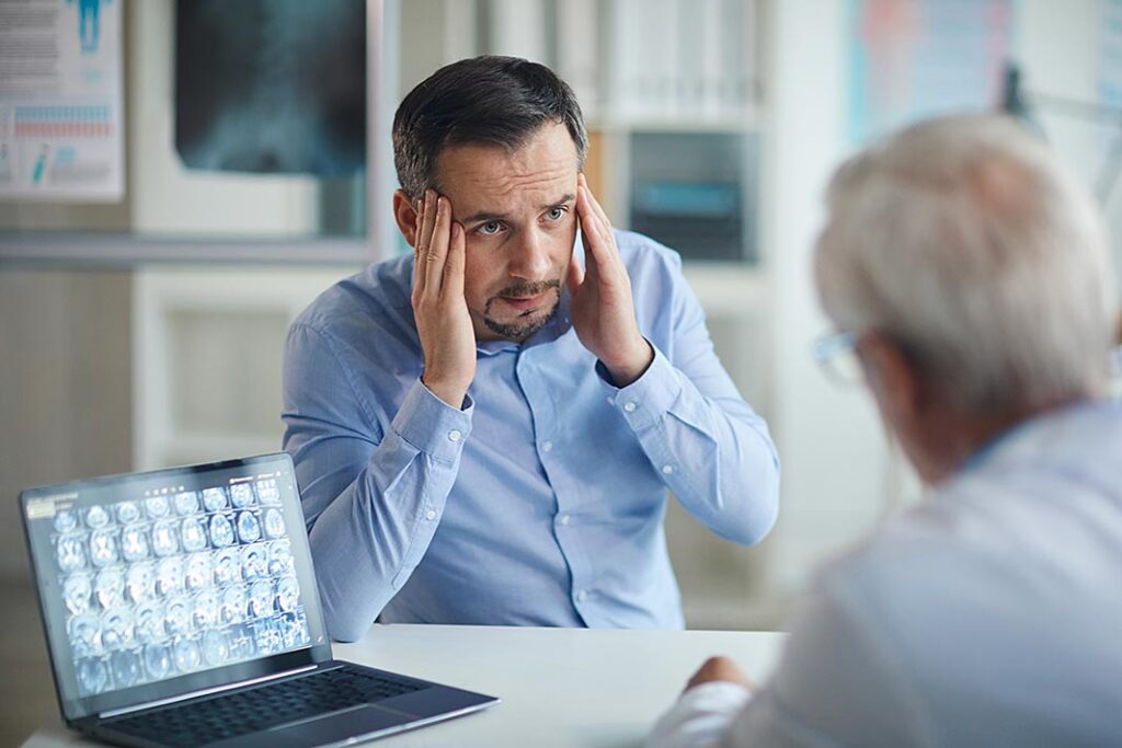 Paciente con dolor de cabeza se lo explica a su médico