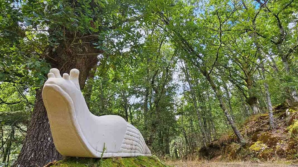 Limaco tallado en arenisca por el artista Christian Marne  en la Ruta con Arte (Santa Eulalia de Oscos).