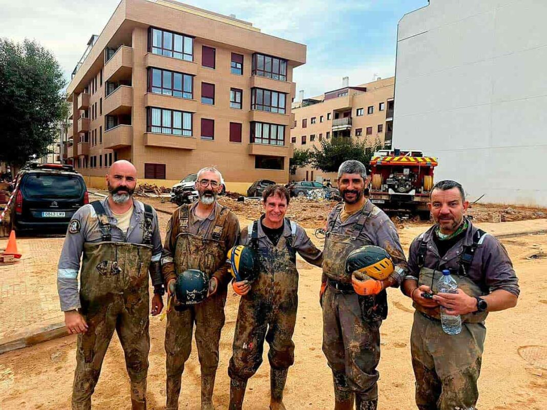 Componentes del grupo Bribones en labores de ayuda en Valencia tras la Dana de octubre