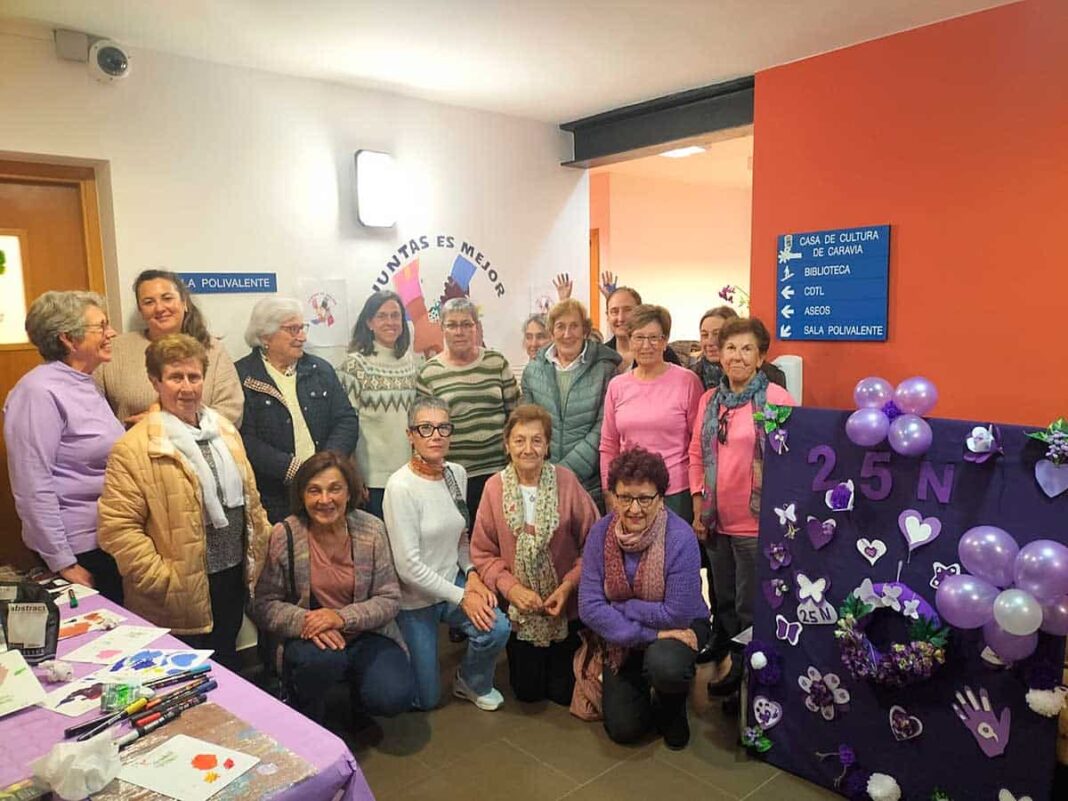 Salomé Samartino con parte de las mujeres que pintaron el mural de la Casa de la Cultura de Caravia.