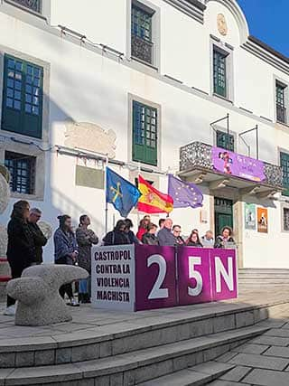 Lectura del manifiesto el 25N 2024 en Castropol por parte de la concejala de Igualdad, Miriam Moya.