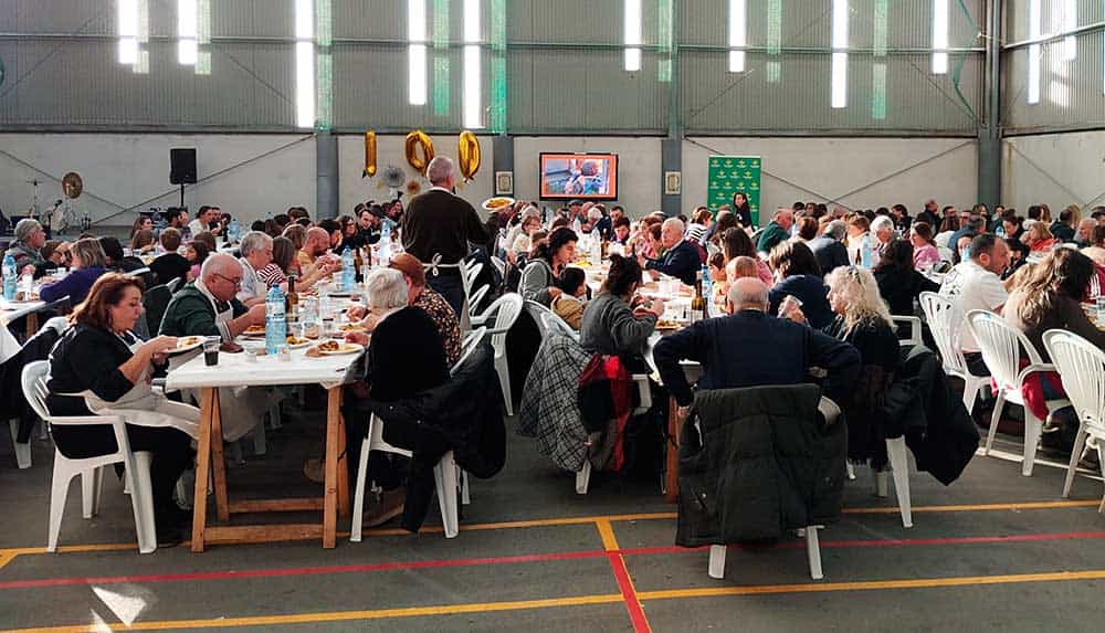 Comida popular con motivo del Centenario de la escuela rural de Valdepares habilitada en el gimnasio de Valdepares. 