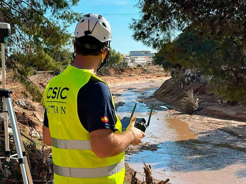 Investigador toma imágenes de dron en una de las zonas afectadas por la DANA en Valencia