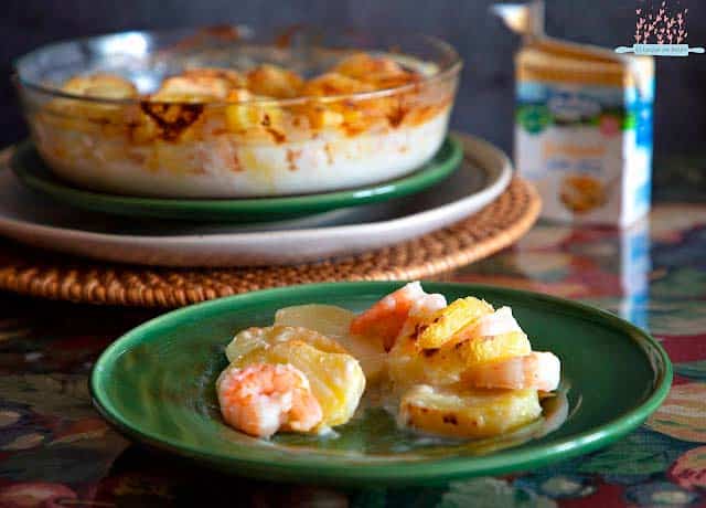 Patatas gratinadas con langostinos, sin gluten. Receta de El toque de Belén