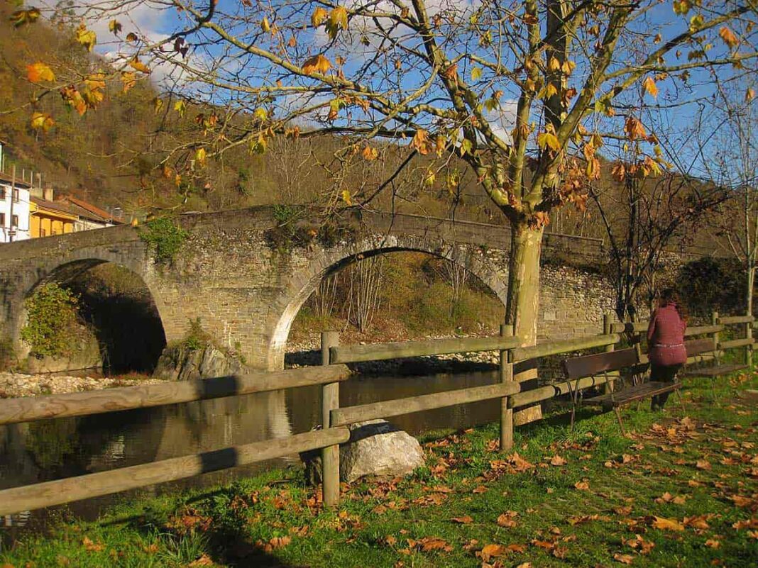 Foto de archivo del Puente de Arco, Laviana