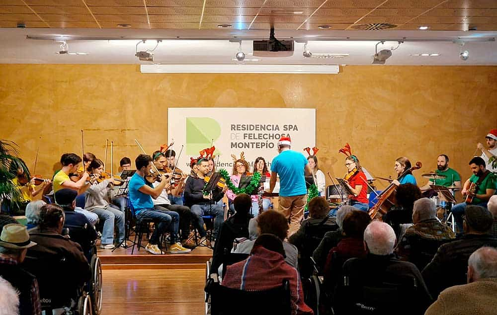 Orquesta de Cámara de Siero OCAS, en el tradicional concierto de Navidad para los residentes de Felechosa, familia y trabajadores.