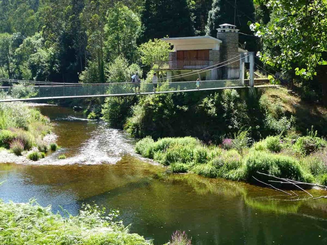 Puente Xesteira y refugio de pescadores en El Llano (San Tirso de Abres)