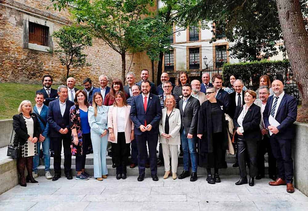 Adrián Barbón con miembros del Consejo de Comunidades Asturianas