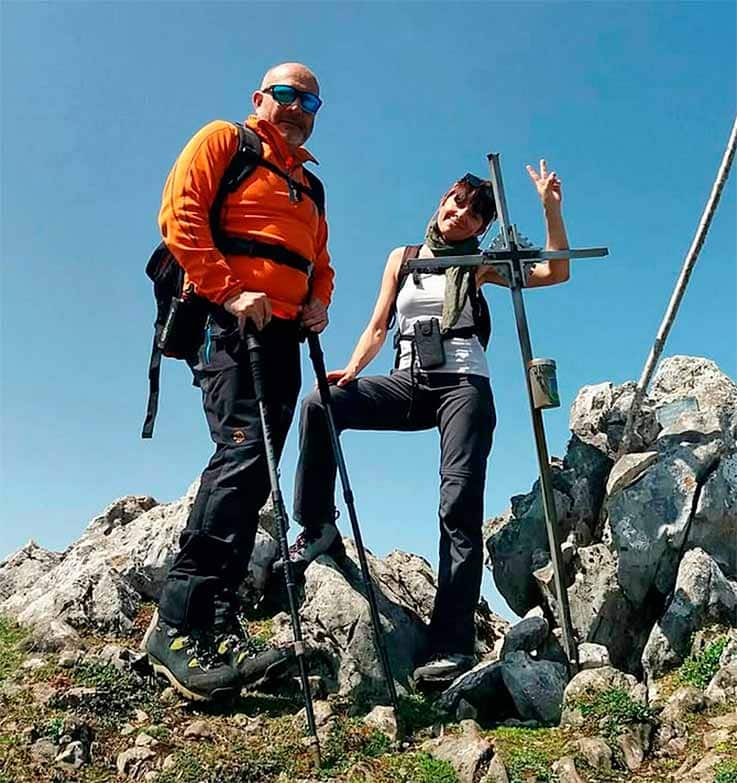 Chus y Carlota (Hiking Asturias) en la cumbre de Peña Texu (sierra de Peñamayor).