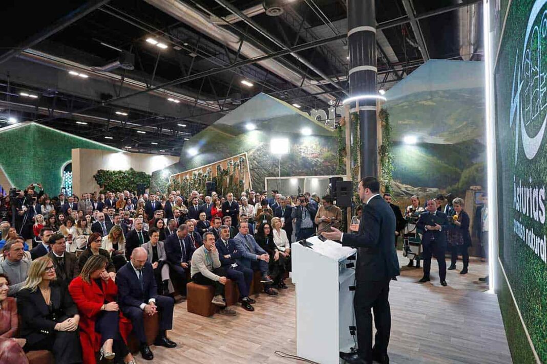 Adrián Barbón, presidente del Principado de Asturias, en el stand de Asturias en Fitur 2025