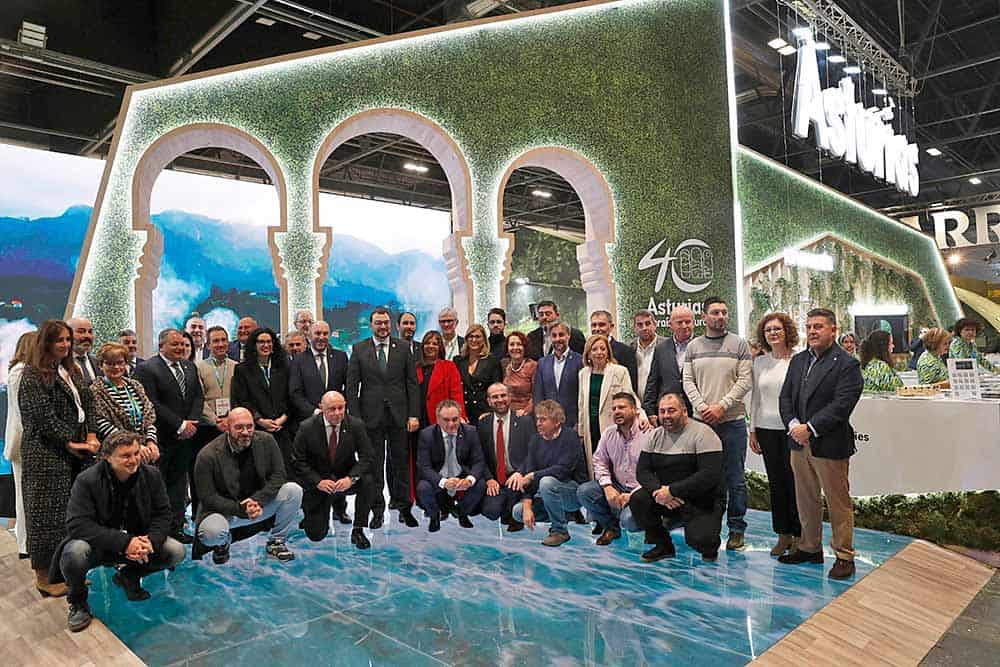 El presidente Barbón junto con los alcaldes en el Día de Asturias en Fitur