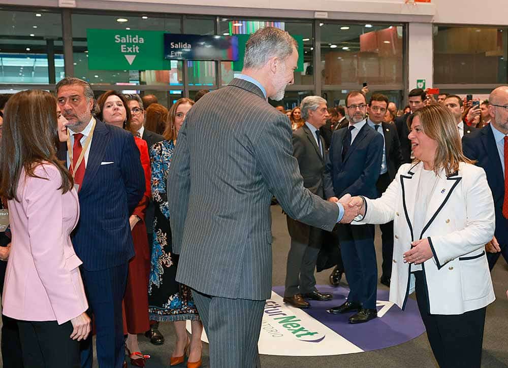 Los Reyes saludan a la vicepresidenta de Asturias Gimena Llamedo en la inauguración de Fitur 2025.