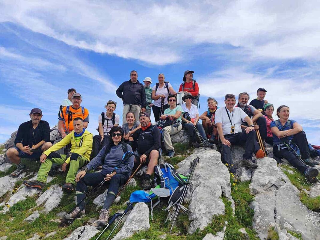 Integrantes del G.M. La Chiruca en la cumbre del Cantu l'Osu tras finalizar el recorrido partiendo desde Brañagallones