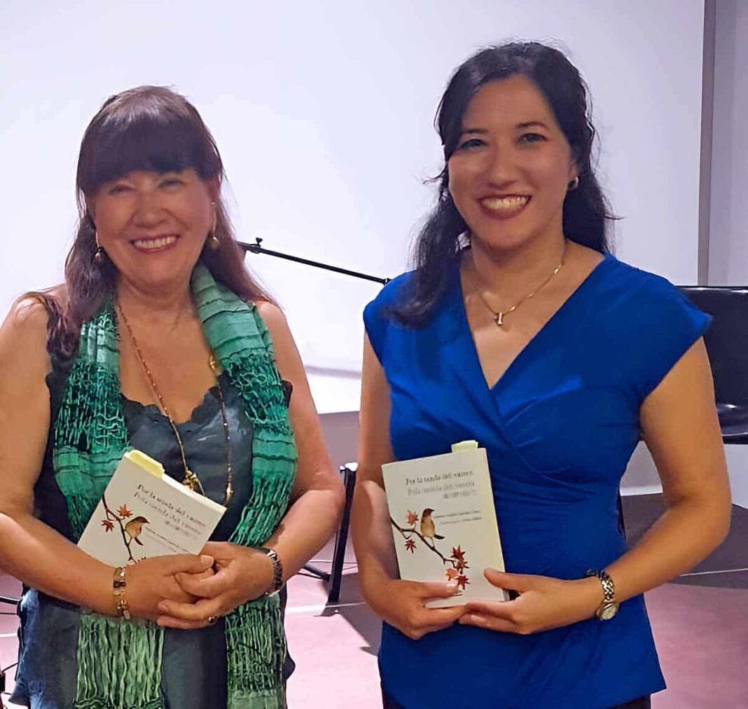 La escritora María Esther García López y la artista Eva Sakai con el libro de haikus