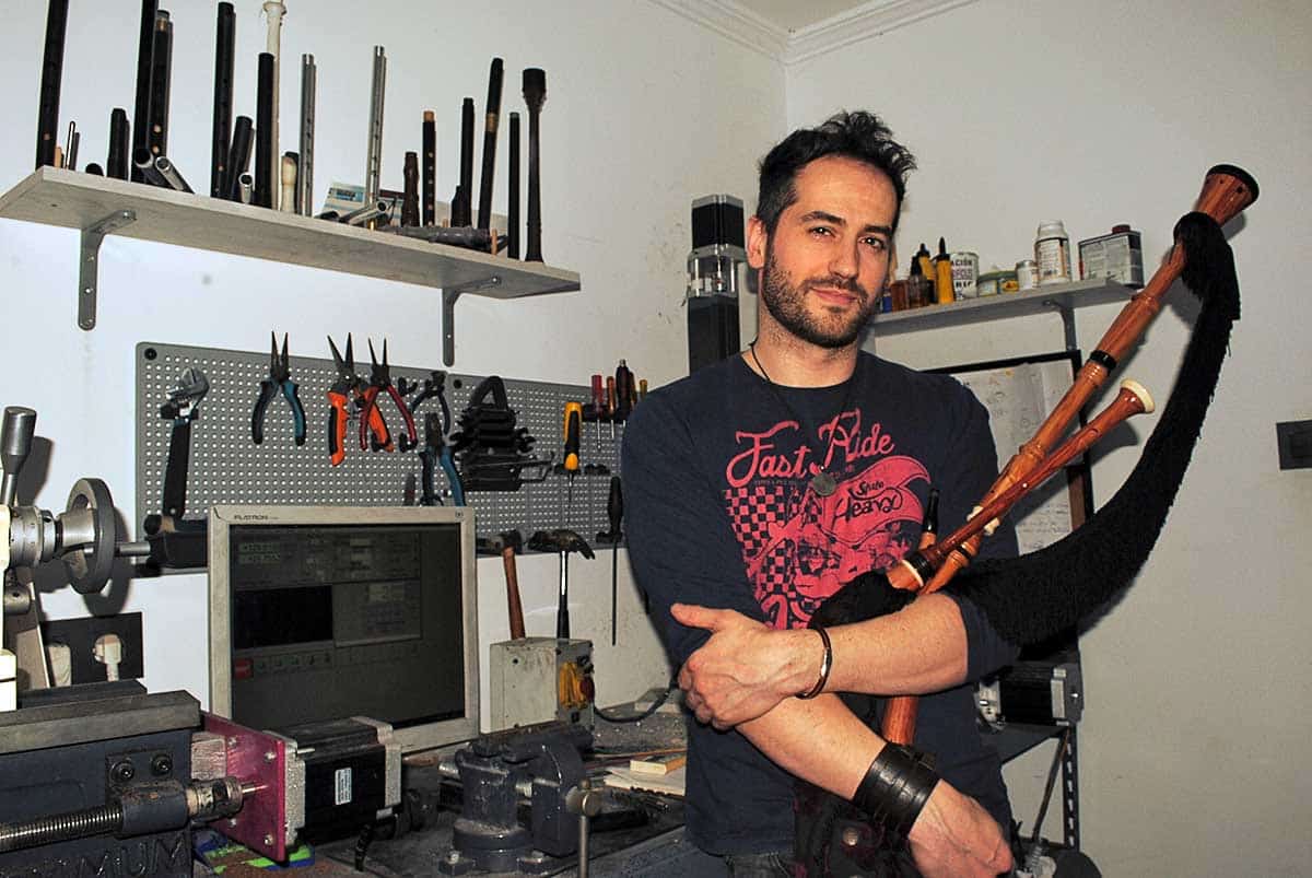 Pablo Bango, compositor y luthier. Un músico fiel a sus raíces Pablo Bango, músico, compositor y luthier