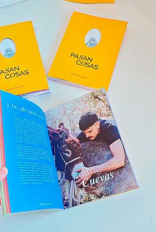 "Pasan cosas". Libro de María Ortiz en el capítulo sobre Rodrigo Cuevas y el mundo rural.