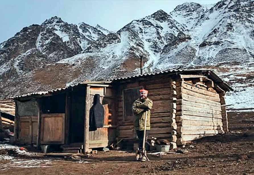 Álex Galán junto a la cabaña de pastores kirguises. Documental Territory