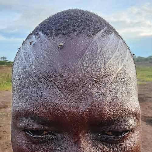 Hombre mundari con escarificaciones.