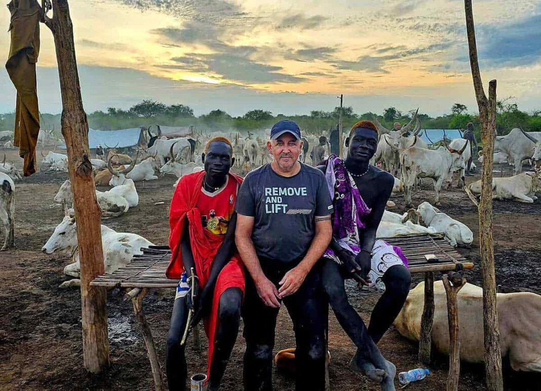 Alberto Campa con dos chicos de la tribu mundari