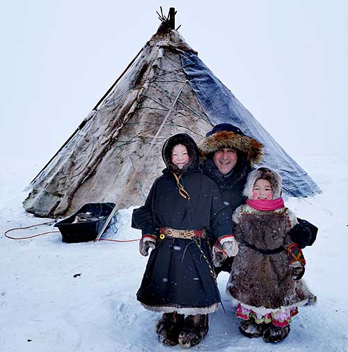 Alberto Campa con niños nenets (tundra ártica)