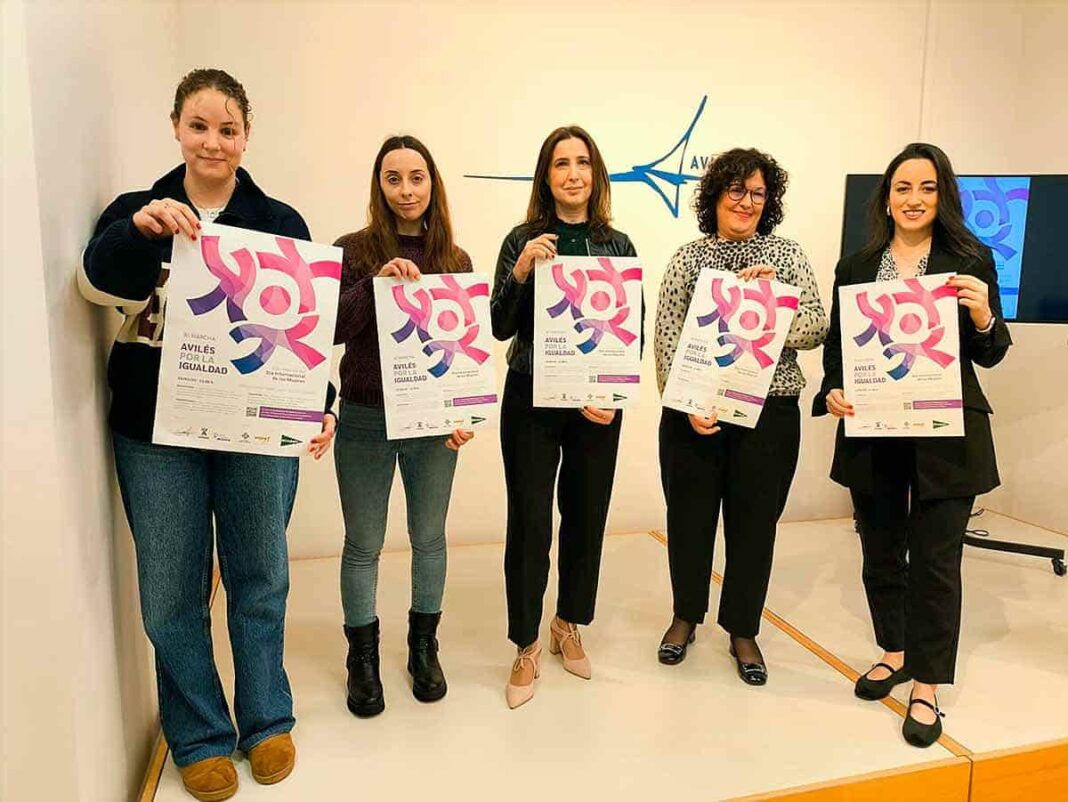 La concejala de Igualdad del Ayto. de Avilés Lucía Fernández (segunda por la dcha.) acompañada de representantes de las entidades colaboradoras en la XI Marcha Avilés por la Igualdad.