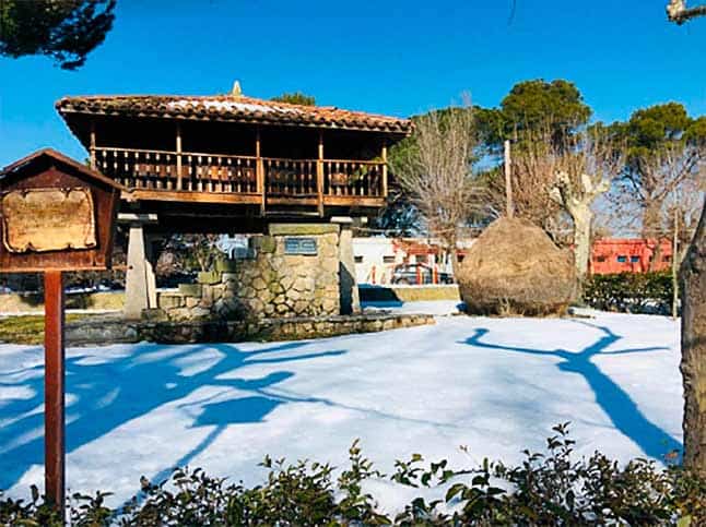 La finca La Quinta 'Asturias', en el Centro Asturiano de Madrid, luce su manto blanco