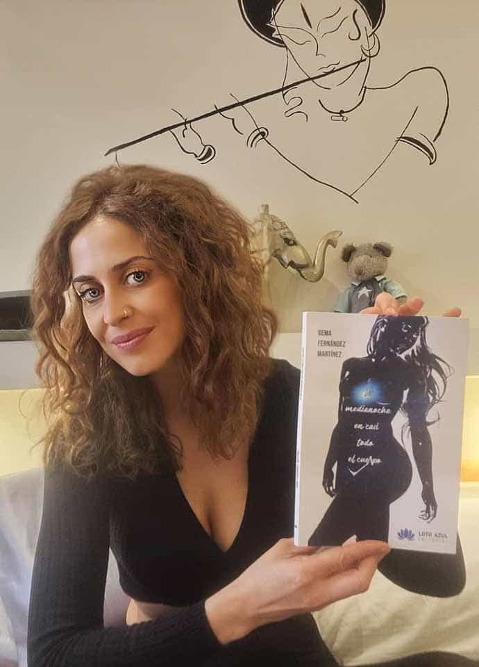 Gema Fernández con su último libro “Es medianoche en casi todo el cuerpo”