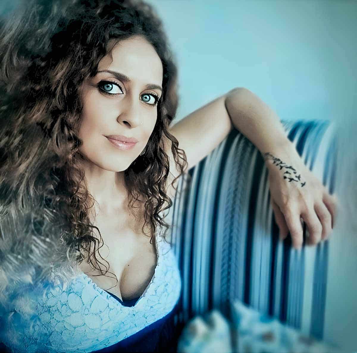 Gema Fernández: «La poesía es una interpretación de la vida y la vida tiene humor» Gema Fernández Martínez es poeta, pero también cantante, letrista e intérprete teatral