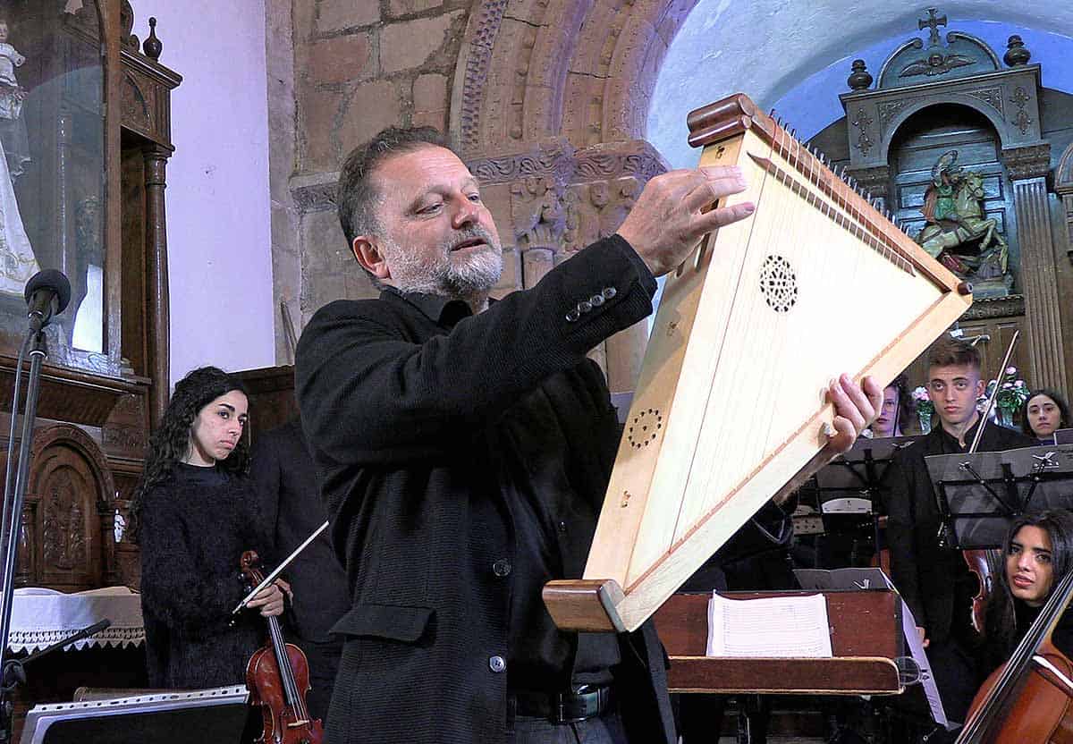 Música medieval, de la piedra al presente Manuel Paz, músico y director de la OCAS, promotor de la iniciativa Canteros del Sonido
